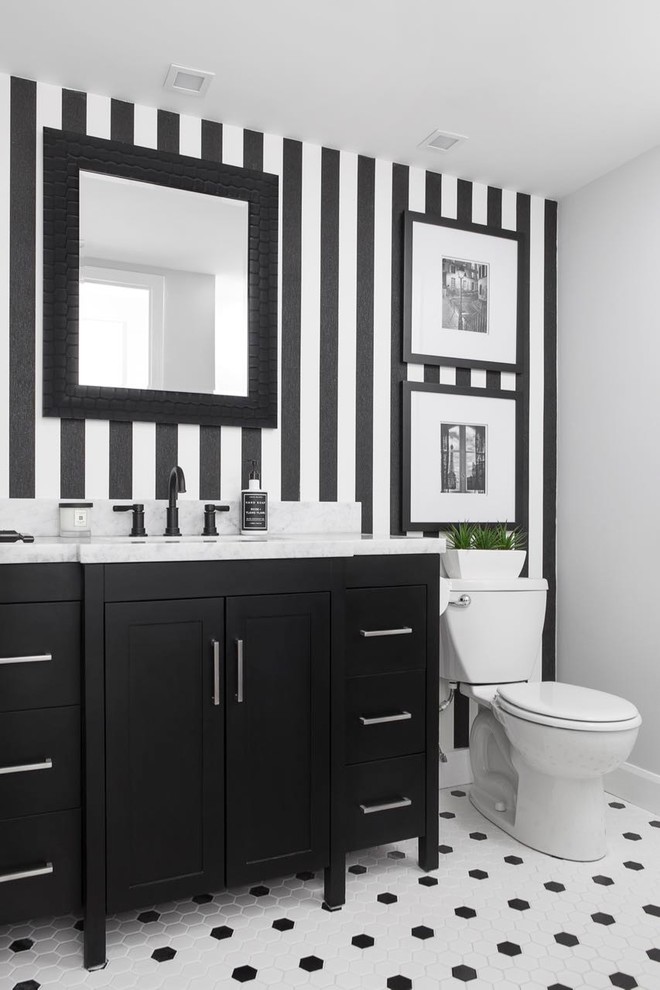 Aménagement d'un petit WC et toilettes contemporain avec un placard à porte shaker, des portes de placard noires, WC séparés, un mur gris, un sol en carrelage de porcelaine, un lavabo encastré, un plan de toilette en marbre, un sol multicolore et un plan de toilette gris.