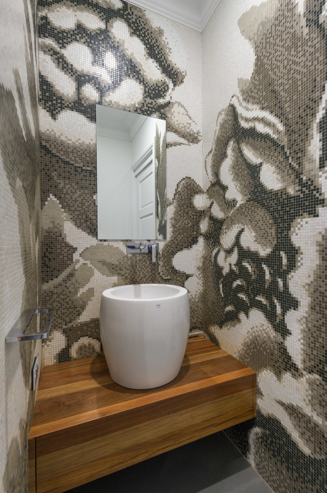 Immagine di un bagno di servizio minimal con piastrelle a mosaico, lavabo a bacinella, top in legno, pavimento in gres porcellanato, piastrelle grigie e top marrone