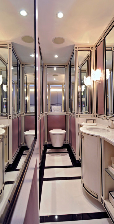 Aménagement d'un WC suspendu contemporain avec un placard en trompe-l'oeil, des portes de placard blanches, un mur violet, un sol en carrelage de porcelaine et un lavabo encastré.