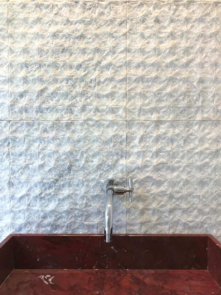Foto di un bagno di servizio classico di medie dimensioni con WC monopezzo, piastrelle bianche, piastrelle di marmo, pareti gialle, pavimento in legno massello medio, lavabo sospeso, top in marmo e pavimento marrone
