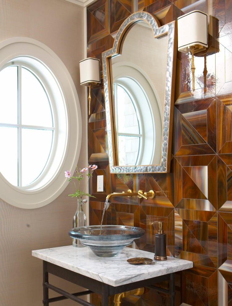 Idee per un bagno di servizio tradizionale con lavabo a bacinella e top in marmo