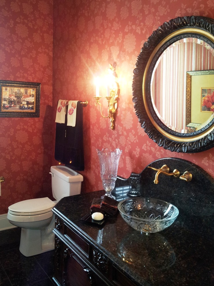 Klassische Gästetoilette mit Aufsatzwaschbecken, verzierten Schränken, Granit-Waschbecken/Waschtisch, Wandtoilette mit Spülkasten, roter Wandfarbe, Marmorboden und dunklen Holzschränken in Indianapolis