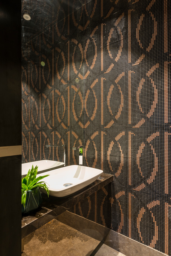 Moderne Gästetoilette mit farbigen Fliesen, Mosaikfliesen, Aufsatzwaschbecken und grauem Boden in Mumbai