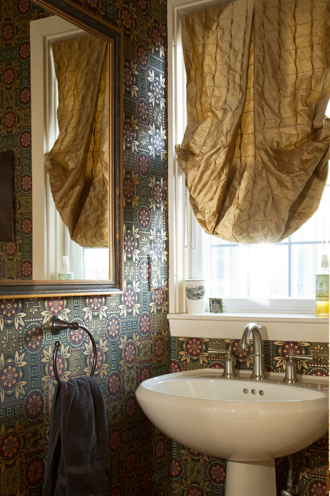 Пример оригинального дизайна: туалет среднего размера в стиле неоклассика (современная классика) с разноцветными стенами и раковиной с пьедесталом