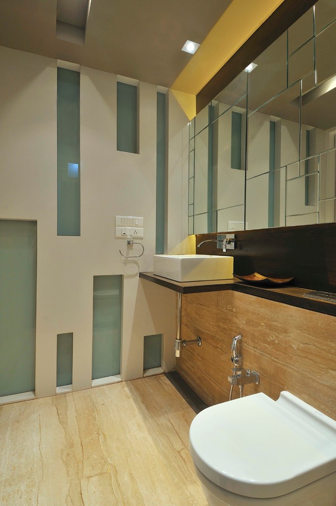 Свежая идея для дизайна: туалет в современном стиле с настольной раковиной и инсталляцией - отличное фото интерьера