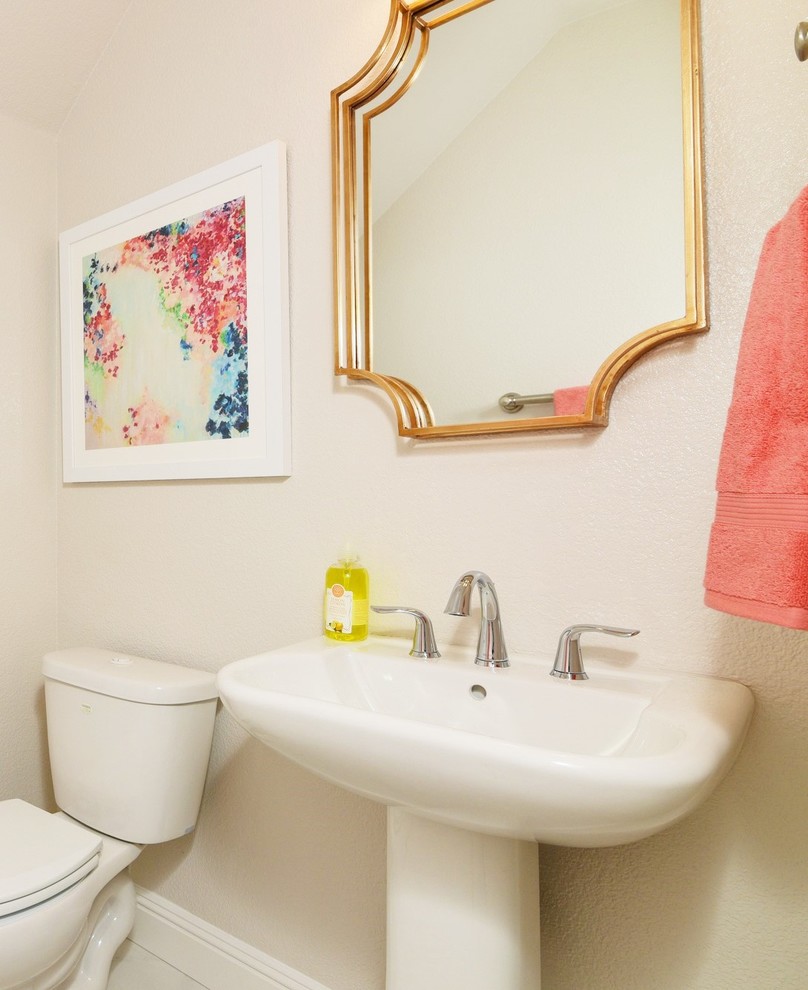 Mittelgroße Klassische Gästetoilette mit weißer Wandfarbe, Porzellan-Bodenfliesen und Sockelwaschbecken in Sacramento