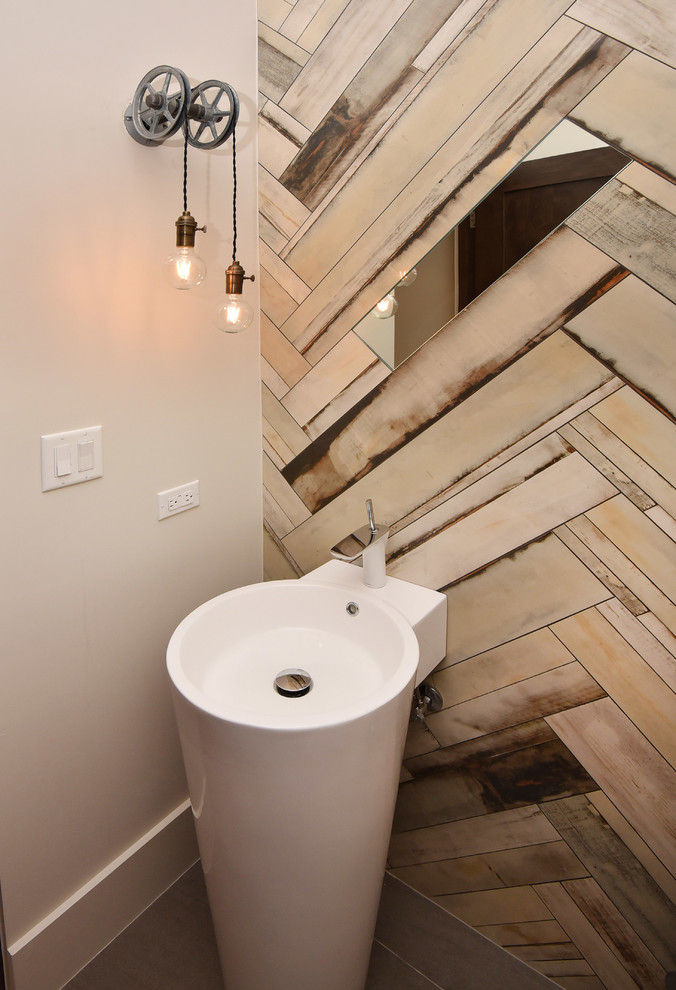 Foto di un bagno di servizio minimalista di medie dimensioni con piastrelle beige, piastrelle marroni, piastrelle multicolore, pareti beige e lavabo a colonna