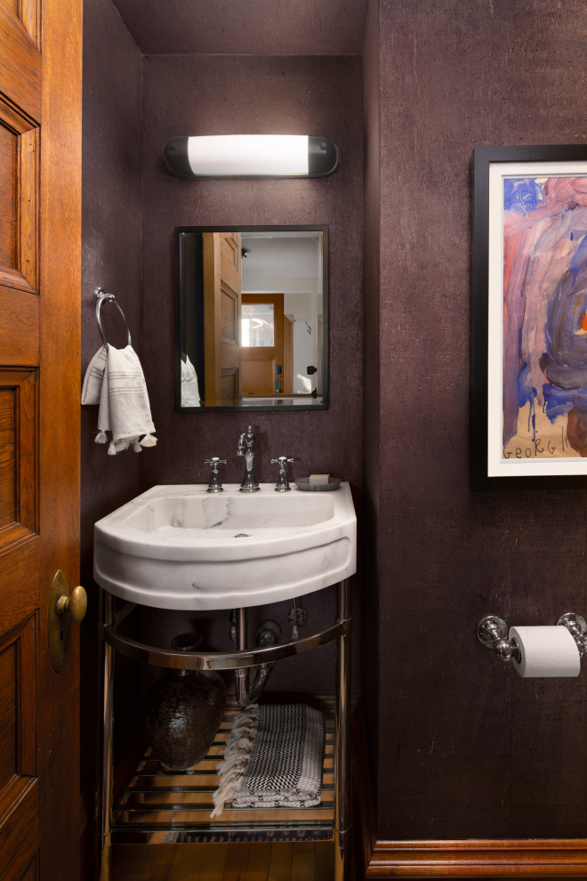 Esempio di un bagno di servizio chic con pareti marroni, parquet scuro, lavabo a consolle e pavimento marrone