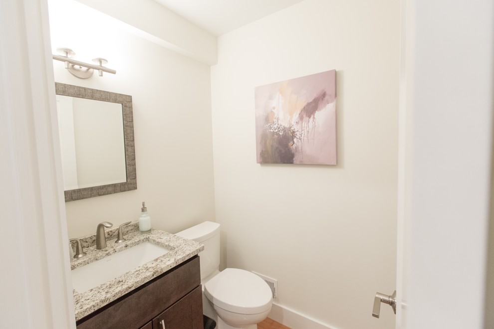 Esempio di un piccolo bagno di servizio contemporaneo con ante in legno bruno, WC a due pezzi, pareti bianche, pavimento in legno massello medio, top in granito e lavabo sottopiano