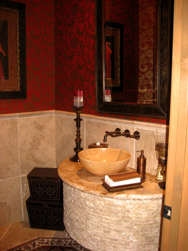 Modelo de aseo tradicional con baldosas y/o azulejos beige, baldosas y/o azulejos en mosaico, paredes rojas y lavabo sobreencimera