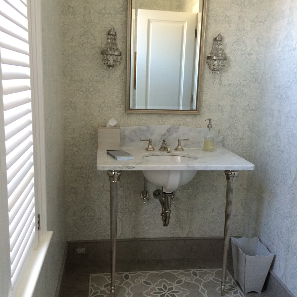 Esempio di un bagno di servizio classico con piastrelle grigie, pavimento con piastrelle a mosaico e lavabo sottopiano
