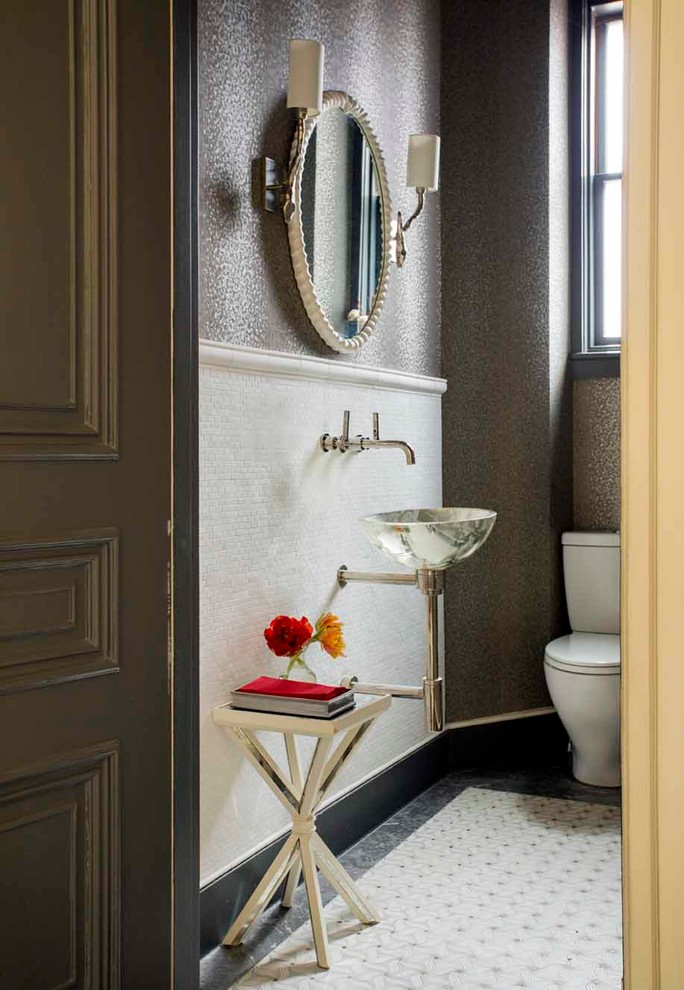 Foto di un bagno di servizio chic con lavabo a bacinella e pavimento con piastrelle a mosaico