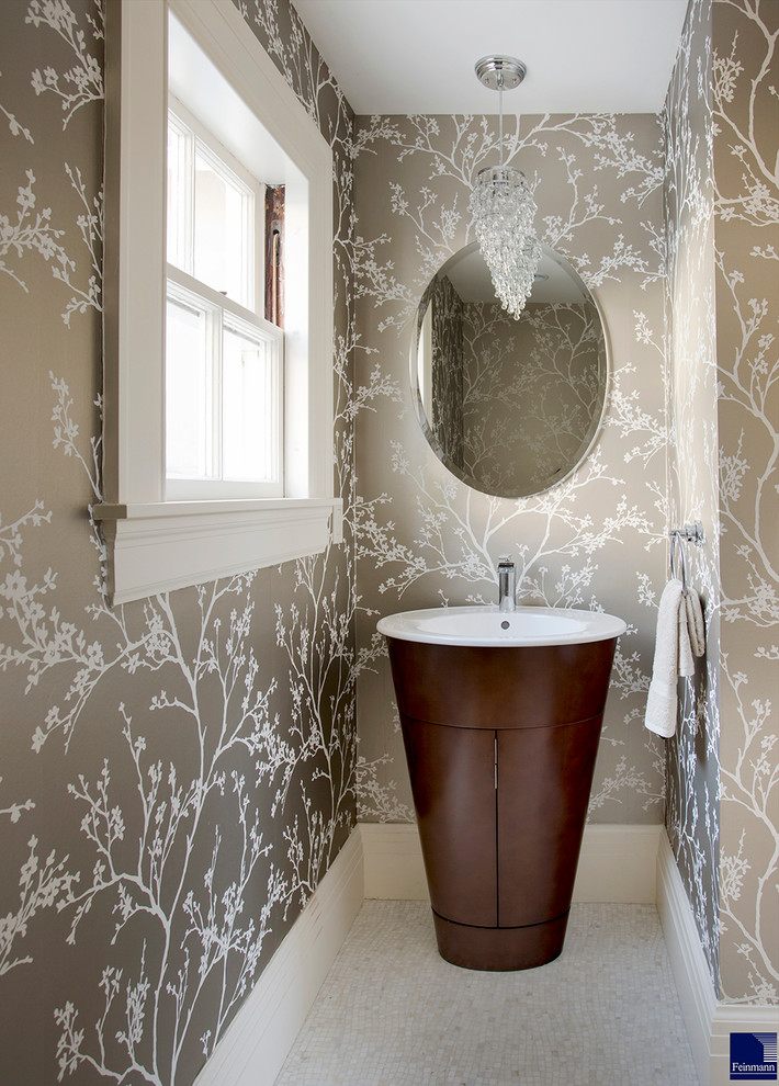Imagen de aseo clásico renovado con paredes marrones, lavabo con pedestal y encimera de cuarzo compacto
