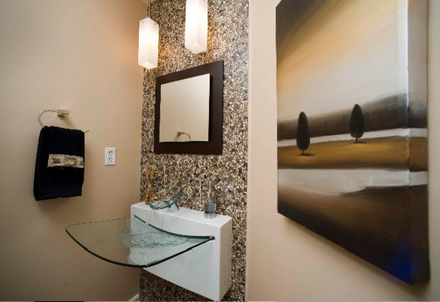 Foto de aseo contemporáneo de tamaño medio con paredes beige, lavabo suspendido y encimera de vidrio
