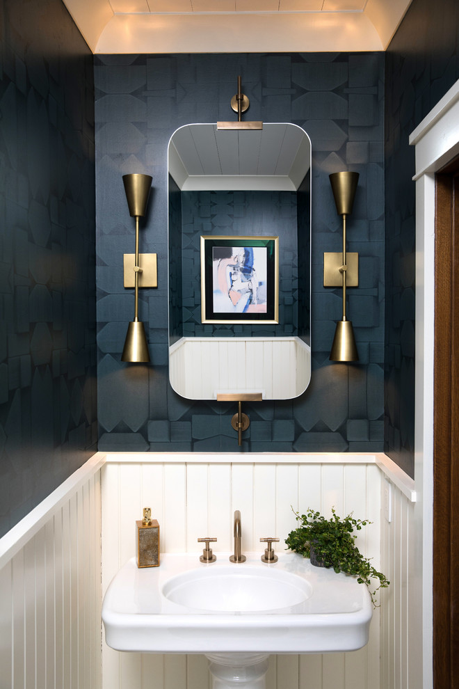 На фото: туалет в морском стиле с черными стенами и раковиной с пьедесталом с