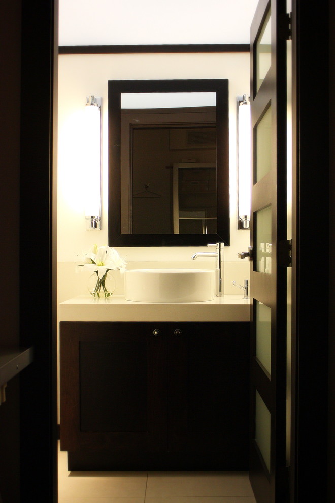 Kleine Moderne Gästetoilette mit Aufsatzwaschbecken, flächenbündigen Schrankfronten, dunklen Holzschränken, Quarzit-Waschtisch und beigen Fliesen in Vancouver