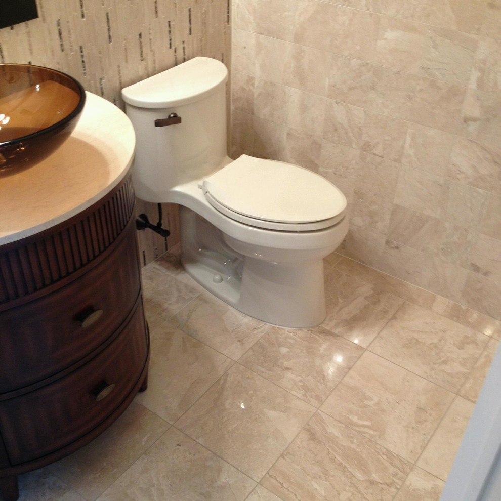 Foto di un bagno di servizio di medie dimensioni con piastrelle beige, piastrelle in pietra, pareti beige e pavimento in marmo