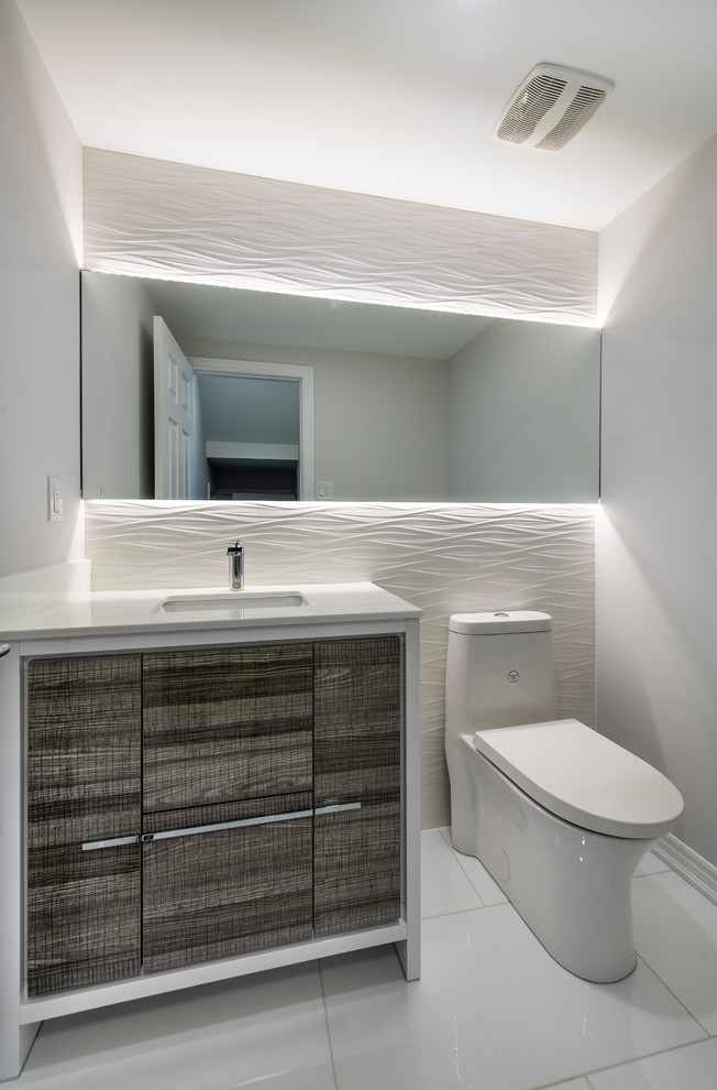 Idéer för ett mellanstort modernt vit toalett, med släta luckor, skåp i mörkt trä, en toalettstol med hel cisternkåpa, grå väggar, klinkergolv i porslin, ett undermonterad handfat, bänkskiva i akrylsten och vitt golv