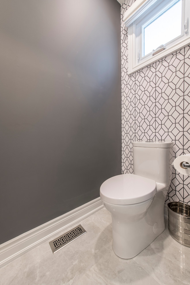 Kleine Moderne Gästetoilette mit Glasfronten, grauen Schränken, Toilette mit Aufsatzspülkasten, grauer Wandfarbe, Keramikboden, Unterbauwaschbecken, Mineralwerkstoff-Waschtisch und beigem Boden in Toronto