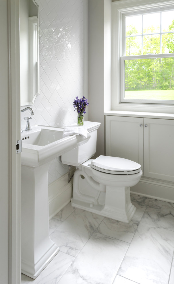 На фото: туалет среднего размера в стиле неоклассика (современная классика) с раздельным унитазом, белой плиткой, керамической плиткой, белыми стенами, мраморным полом, раковиной с пьедесталом и серым полом