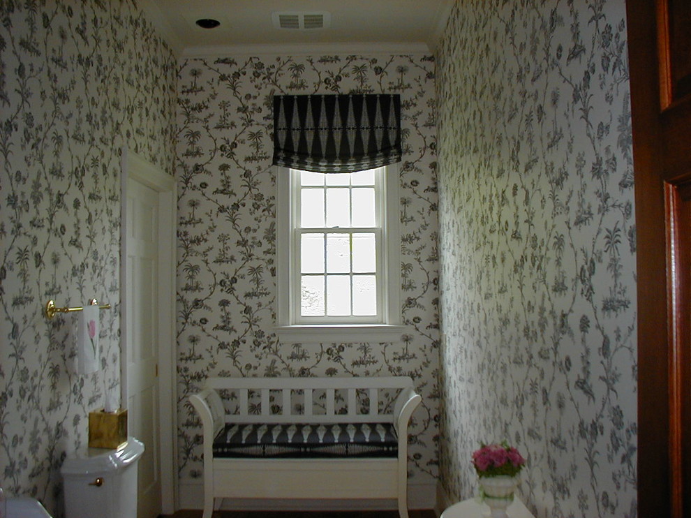 На фото: туалет среднего размера в классическом стиле с белыми фасадами, раздельным унитазом, разноцветными стенами, темным паркетным полом и раковиной с пьедесталом