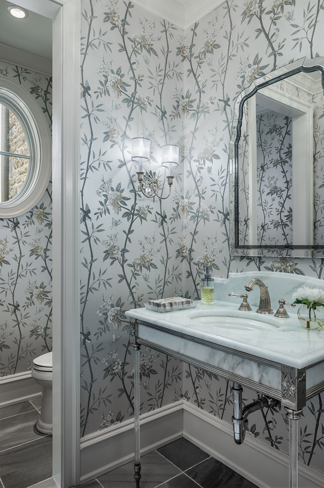 Esempio di un bagno di servizio classico di medie dimensioni con pavimento grigio, top bianco, pareti multicolore e lavabo sottopiano