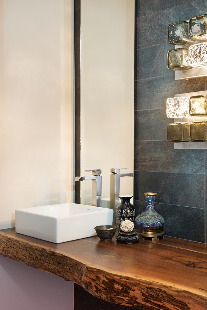 Mittelgroße Moderne Gästetoilette mit Aufsatzwaschbecken und Waschtisch aus Holz in Sonstige