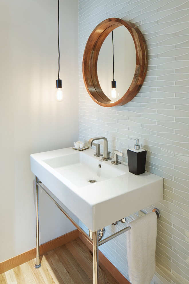 ポートランドにある高級な広いコンテンポラリースタイルのおしゃれなトイレ・洗面所 (白いタイル、ガラスタイル、白い壁、淡色無垢フローリング、コンソール型シンク、ベージュの床) の写真