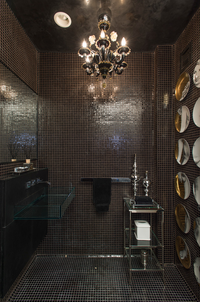 Idee per un piccolo bagno di servizio contemporaneo con top in vetro, piastrelle nere, piastrelle a mosaico, lavabo sospeso e pavimento con piastrelle a mosaico