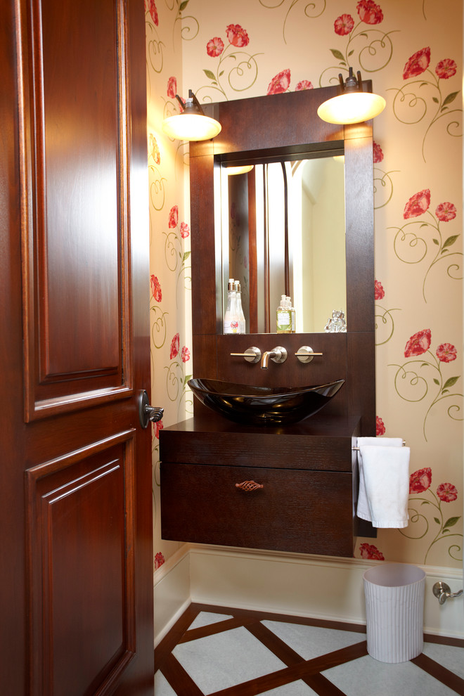 Idee per un bagno di servizio design con lavabo a bacinella, consolle stile comò, ante in legno bruno e pareti multicolore