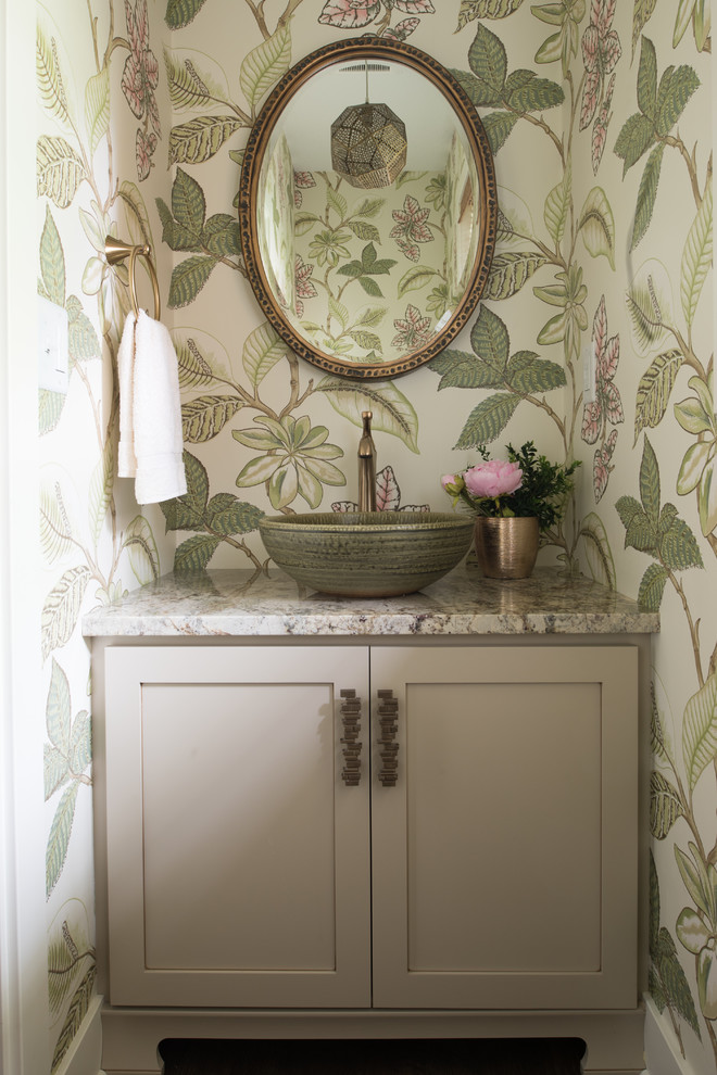 Immagine di un bagno di servizio chic di medie dimensioni con ante in stile shaker, ante beige, pareti verdi, lavabo a bacinella, top in granito e top grigio