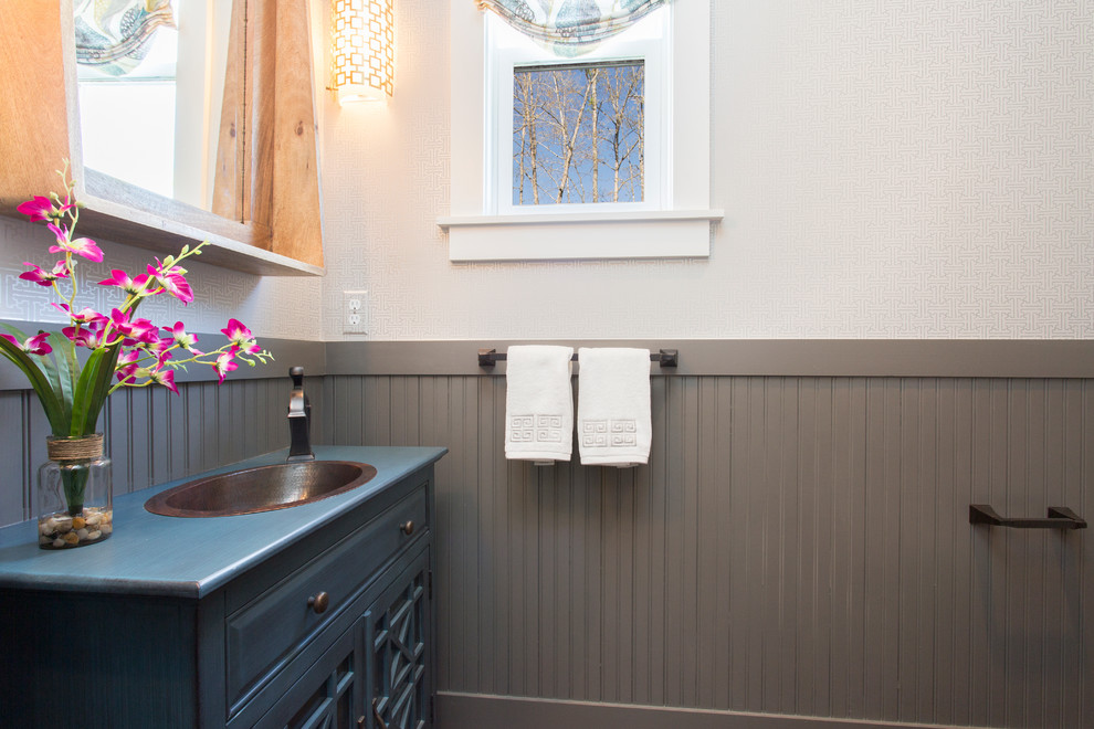 リッチモンドにあるお手頃価格の小さなカントリー風のおしゃれなトイレ・洗面所 (オーバーカウンターシンク、家具調キャビネット、青いキャビネット、木製洗面台、青い洗面カウンター) の写真