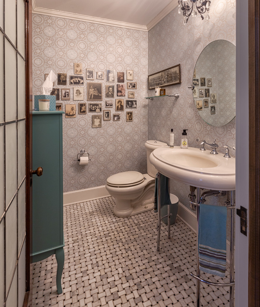 Foto på ett vintage toalett, med en toalettstol med separat cisternkåpa, grå väggar, mosaikgolv, ett konsol handfat och grått golv