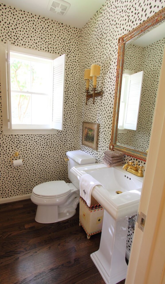 Kleine Stilmix Gästetoilette mit Wandtoilette mit Spülkasten, bunten Wänden, dunklem Holzboden und Sockelwaschbecken in Houston