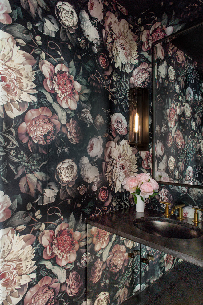 Foto di un piccolo bagno di servizio design con ante lisce, pareti multicolore e lavabo sottopiano