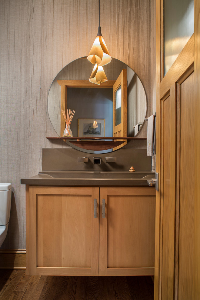 Idées déco pour un WC et toilettes classique en bois clair avec un placard avec porte à panneau encastré, un sol en bois brun et un lavabo suspendu.