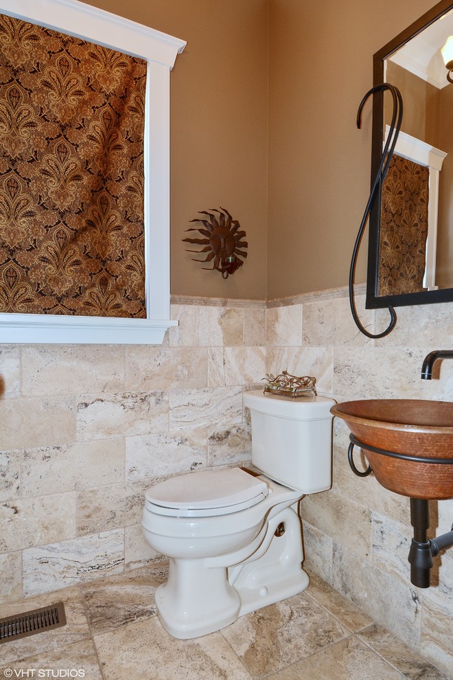 Ispirazione per un bagno di servizio stile americano di medie dimensioni con WC a due pezzi, piastrelle beige, piastrelle in gres porcellanato, pareti beige, pavimento in gres porcellanato e lavabo a bacinella