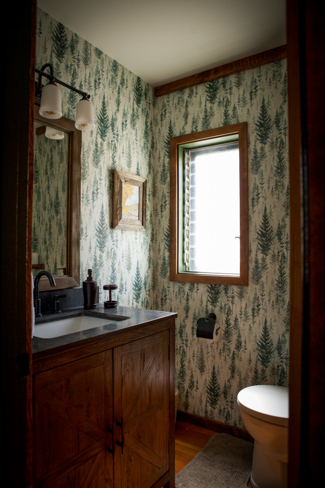 他の地域にある高級なラスティックスタイルのおしゃれなトイレ・洗面所の写真