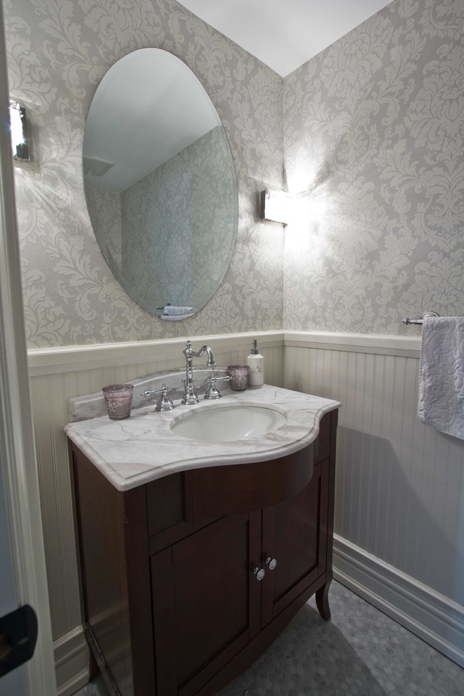 Idee per un bagno di servizio classico di medie dimensioni con ante in stile shaker, ante in legno bruno, piastrelle grigie, pareti grigie, pavimento in marmo, lavabo sottopiano, top in marmo e top bianco