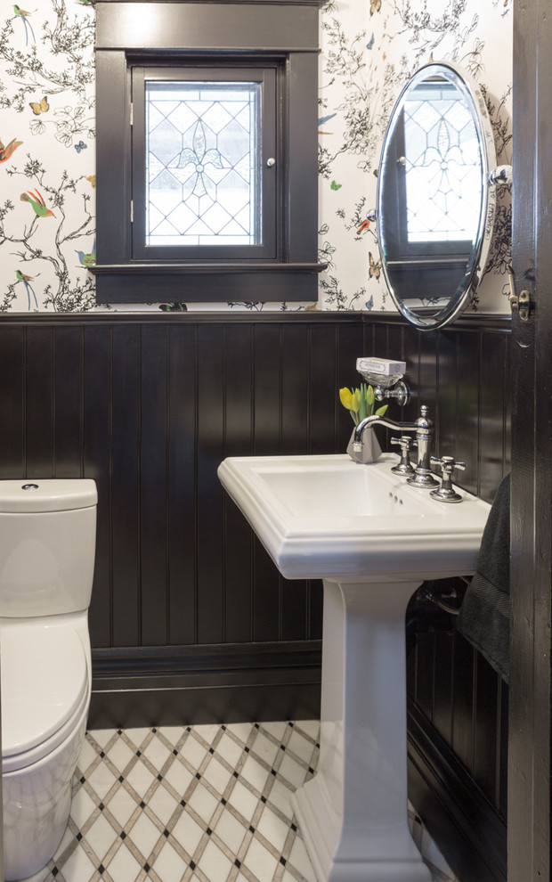 Пример оригинального дизайна: маленький туалет в стиле неоклассика (современная классика) с раздельным унитазом, черными стенами, мраморным полом и раковиной с пьедесталом для на участке и в саду