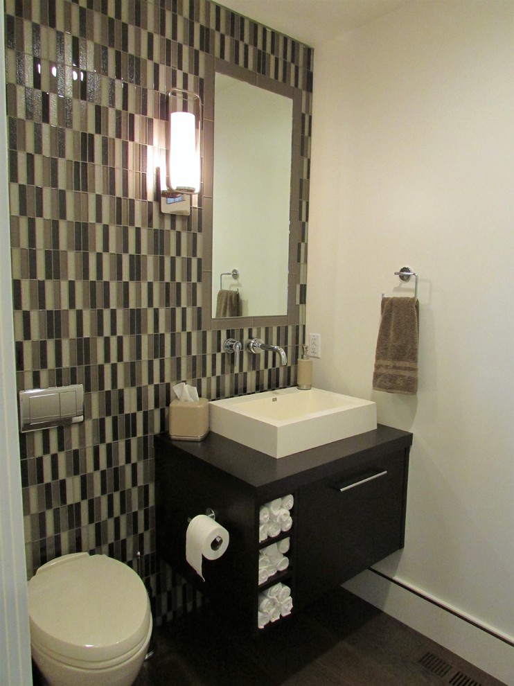 Kleine Moderne Gästetoilette mit offenen Schränken, dunklen Holzschränken, Toilette mit Aufsatzspülkasten, farbigen Fliesen, Mosaikfliesen, beiger Wandfarbe, braunem Holzboden, Aufsatzwaschbecken und Waschtisch aus Holz in Sacramento