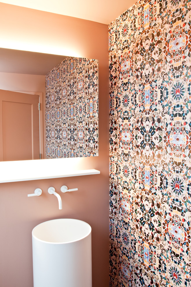 На фото: туалет в современном стиле с раковиной с пьедесталом, разноцветной плиткой и плиткой мозаикой