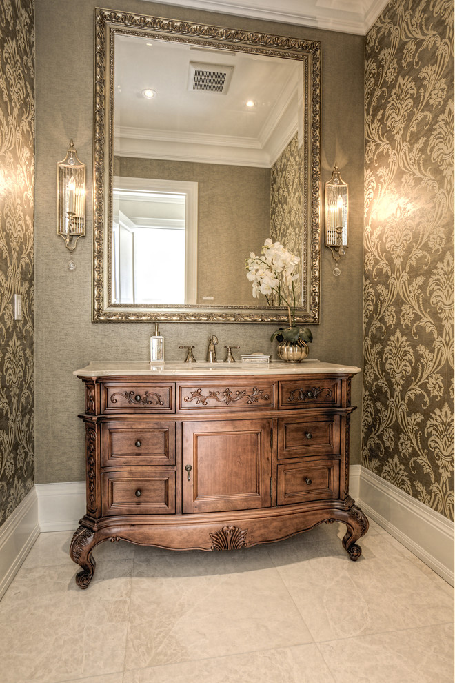 Ejemplo de aseo clásico con armarios tipo mueble, puertas de armario de madera en tonos medios y baldosas y/o azulejos beige
