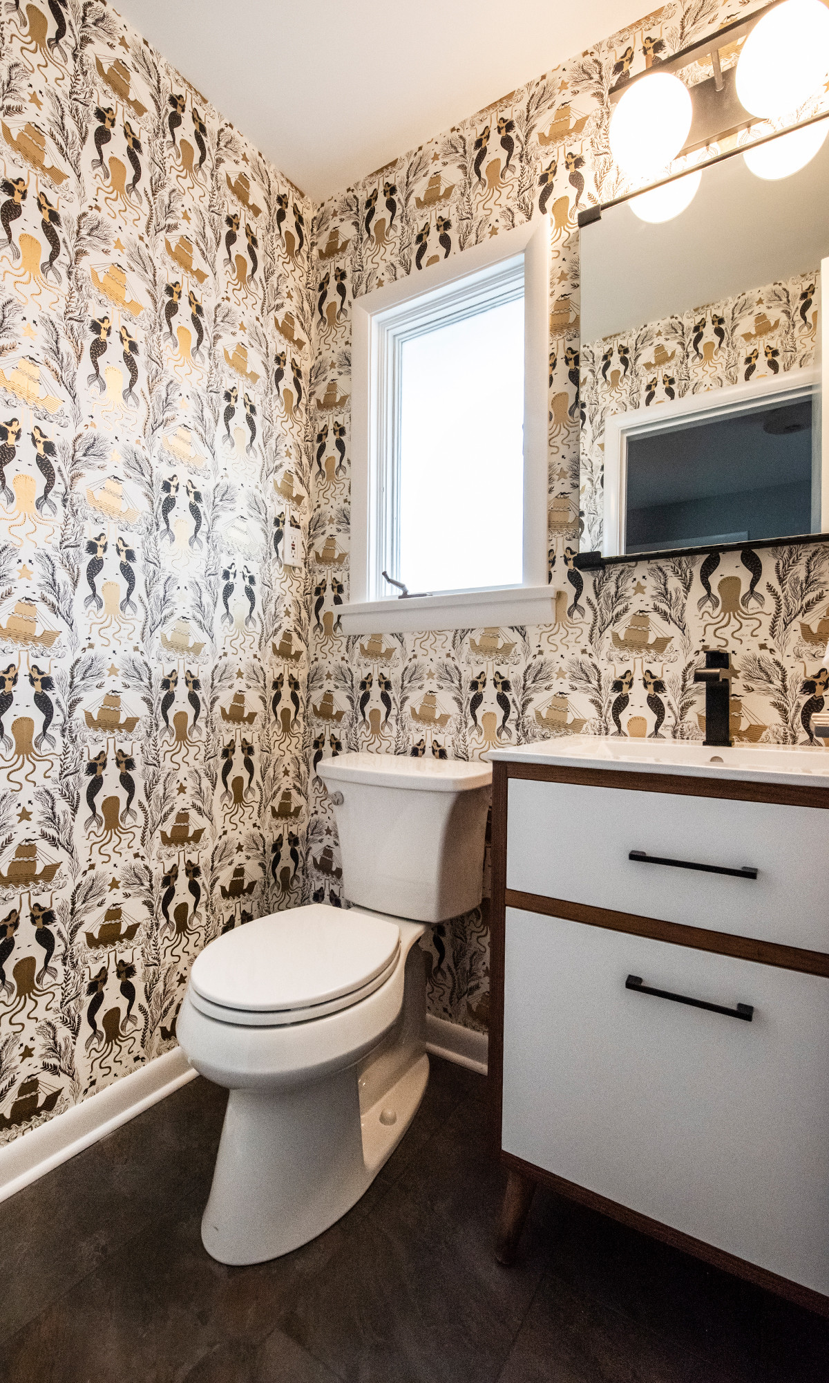 広いおしゃれなミッドセンチュリースタイルのトイレ 洗面所の画像 21年10月 Houzz ハウズ