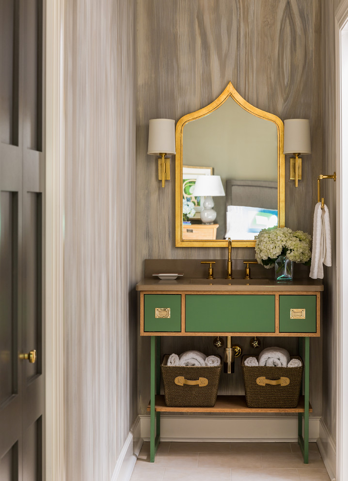 Modelo de aseo tradicional renovado de tamaño medio con puertas de armario verdes, baldosas y/o azulejos beige y suelo de mármol