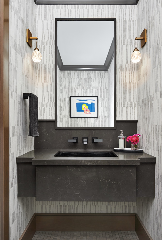Exempel på ett modernt toalett, med släta luckor, svarta skåp, grå väggar, ett undermonterad handfat och grått golv