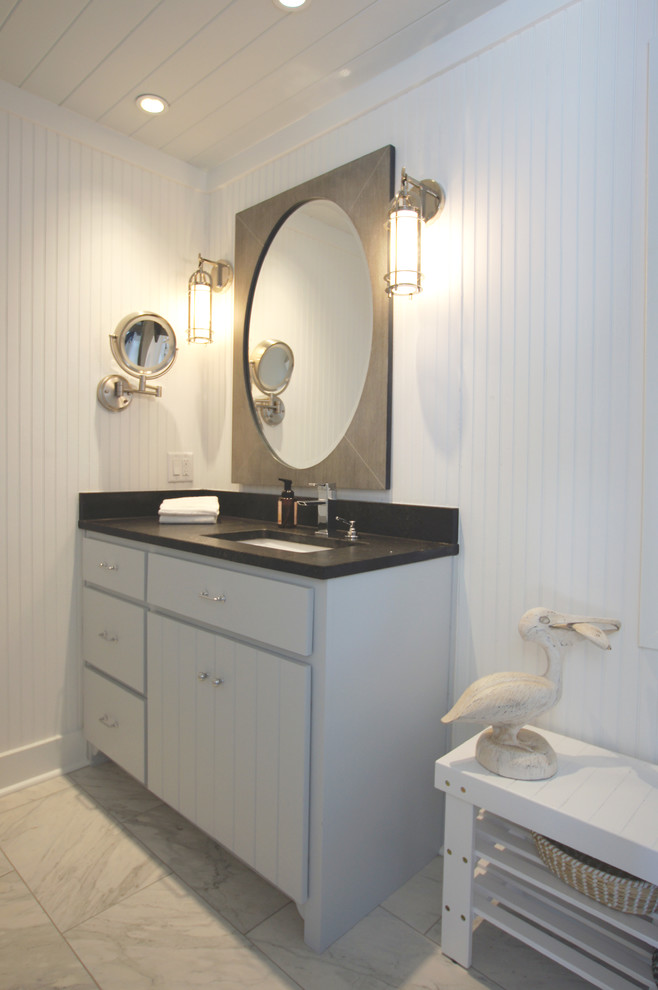 Idée de décoration pour un WC et toilettes marin de taille moyenne avec des portes de placard bleues, un mur blanc, un sol en marbre, un lavabo encastré, un plan de toilette en quartz modifié, un sol gris, un placard en trompe-l'oeil et un plan de toilette noir.