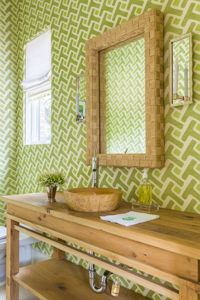 Источник вдохновения для домашнего уюта: туалет в морском стиле с зелеными стенами, открытыми фасадами, светлыми деревянными фасадами, унитазом-моноблоком, настольной раковиной и столешницей из дерева