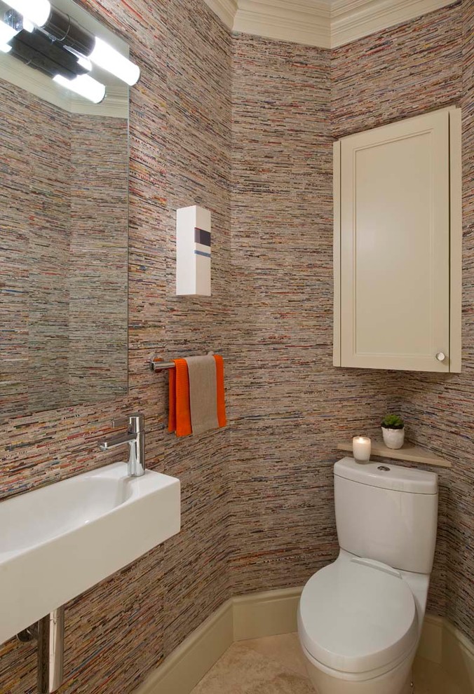 Esempio di un piccolo bagno di servizio minimal con lavabo sospeso, WC monopezzo, pavimento in travertino e pareti multicolore