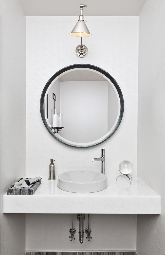 Esempio di un bagno di servizio contemporaneo di medie dimensioni con pareti bianche, pavimento in gres porcellanato, top in marmo, lavabo a bacinella, WC a due pezzi e top bianco